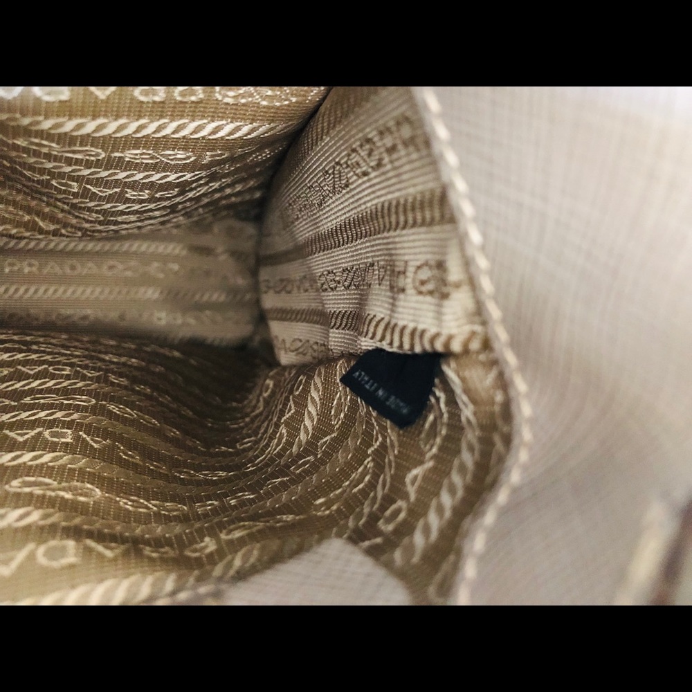 PRADA- Lux light grey BN1784 Single zip Saffiano - Picture 7 of 8